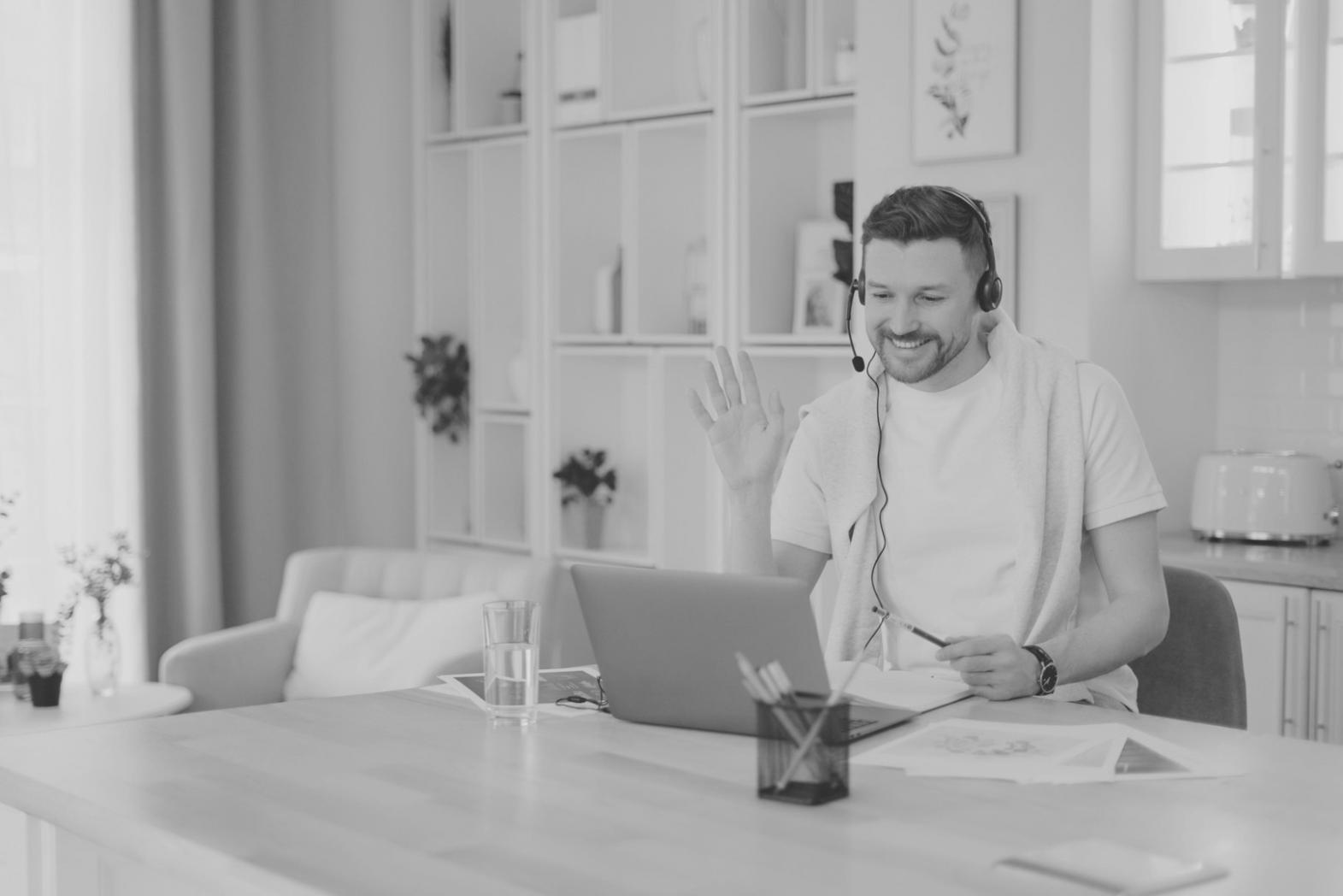 Profesionales trabajando con análisis financiero y tecnología innovadora